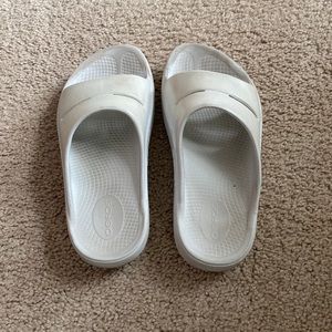 Oofos flip flops